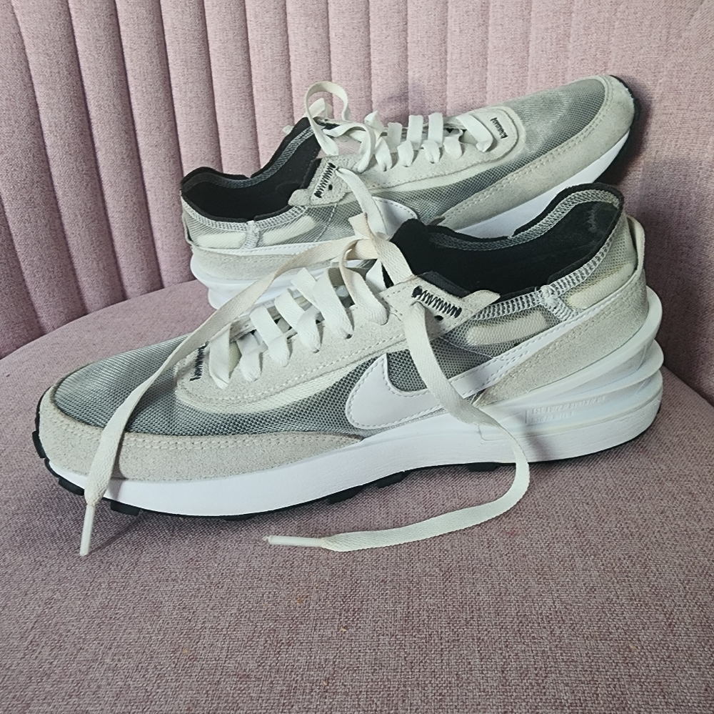Nike White and Gray Sneakers Classic Low-Top Design